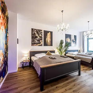 Grosse 3 Schlafzimmer Mit Kueche, Bad, Waschmaschine & Balkon Am Zoo Apartment